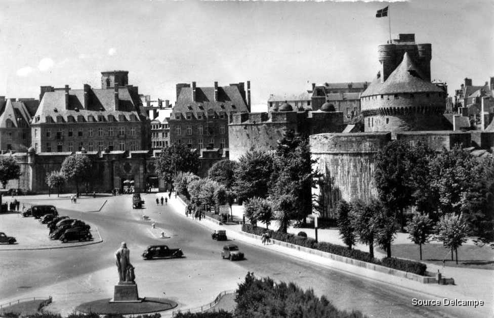 35 Saint Malo La Porte et Le Chateau.jpg
